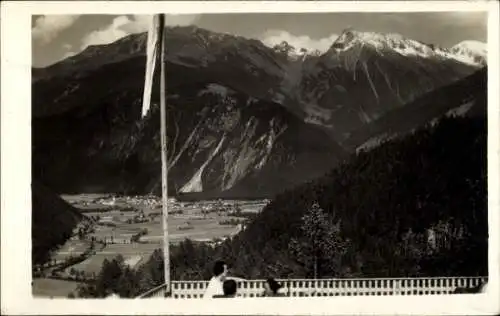 Ak Mayrhofen im Zillertal Tirol, Berglandschaft, Tal mit Wiesen, Menschen sitzen, Fahne, Wolken