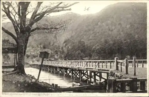 Ak Tokyo Tokio Japan, Brücke am Wasser, Bäume, Berge im Hintergrund