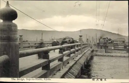 Ak Kyoto Präfektur Kyoto Japan, Brücke Gojo-no-Hashi, historisches Umfeld, Fluss im Bild