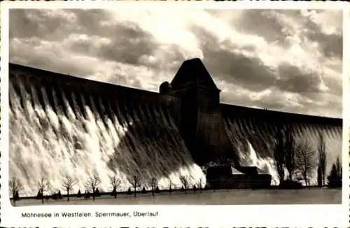 Ak Möhnesee in Westfalen, Möhnetalsperre, Sperrmauer, Überlauf