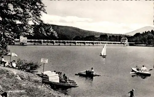 Ak Vöhl am Edersee Hessen, Landschaftsaufnahme,  Boote, gemütliche Atmosphäre