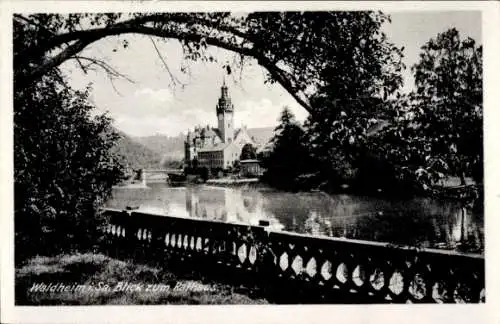 Ak Waldheim in Sachsen, Blick auf ein Gebäude, Fluss, Bäume, Postkarte in schwarz-weiß