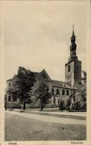 Ak Soest in Westfalen, Petrikirche, historische Architektur, Bäume, ruhige Straße