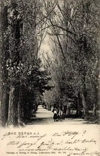 Ak Bad Berka in Thüringen, Allee mit Bäumen, zwei Personen mit Kinderwagen, ruhige Szene