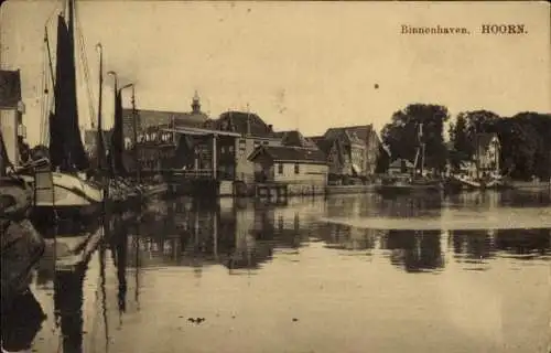 Ak Hoorn Nordholland Niederlande, Binnenhaven, Schiffe, historische Architektur, Wasserreflexion