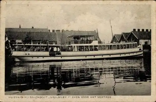 Ak Huizen Nordholland Niederlande, Salonboot IJsselmeer 1, vor dem Abfahrt, Rückansicht von Bo...