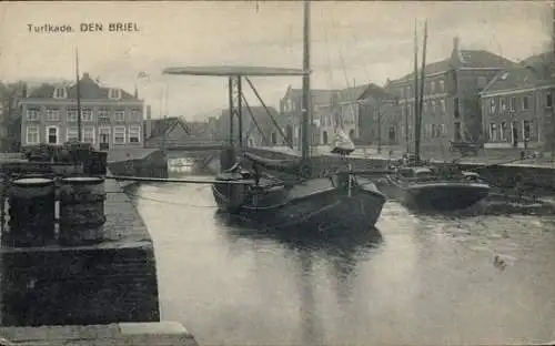 Ak Den Briel Brielle Südholland, Turfkade, Schiffe im Kanal, Gebäude am Ufer