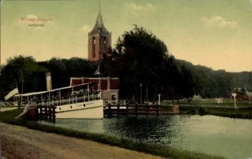 Ak Monnickendam Waterland Nordholland Niederlande, Ankunft, Kirche, Bootsanleger, Wasserweg, g...