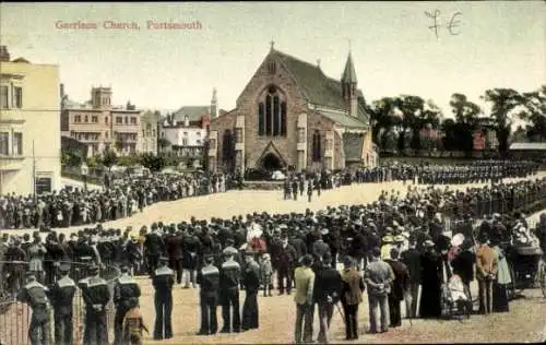 Ak Portsmouth Hampshire England, Garrison Church, Menschenmenge, festliche Aufstellung, Militä...