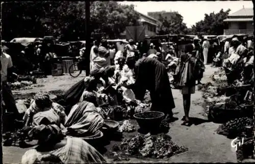 Ak Dakar Senegal, Markt, Händler, Trubel, schwarz-weiß, traditionelle Kleidung, Käufer