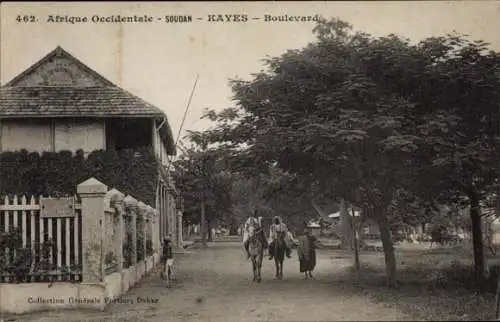 Ak Soudan Francais Mali, Afrika, Boulevard mit Menschen, Pferd, Bäume, Gebäude