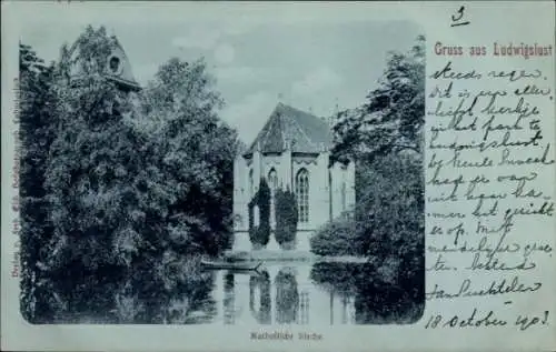Ak Ludwigslust in Mecklenburg, Katholische Kirche, idyllischer Park, ruhige Wasserfläche, alte Ar