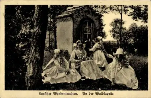 Ak Wendische Mädchen in Festtracht beim Schmücken der Waldkapelle
