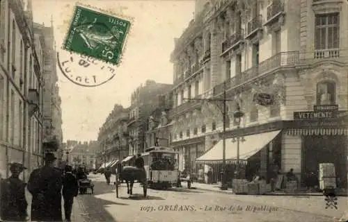 Ak Orléans Loiret, Straße La Rue de la République, alte Architektur, Straßenbahn, Menschen