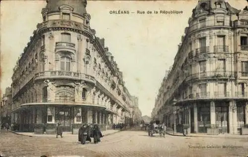 Ak Orléans Loiret, Passanten,  Gebäude, Rue de la République, Nouvelles Galeries Birisiennes