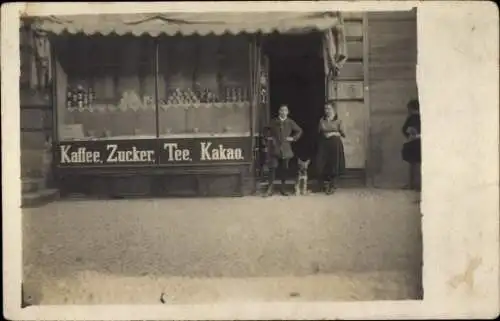 Foto Ak Potsdam, Lebensmittelgeschäft Kaffee, Zucker, Tee, Kakao, Schaufenster, Inhaber, Schäferhund