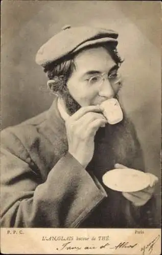 Ak England, Mann trinkt Tee, Teetasse, Teller, Hut, Portrait