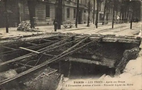 Litho Ak Paris IX., Les Trous, Apres un Orage, Excavation Avenue d'Antin, Nouvelle Ligne du Metro