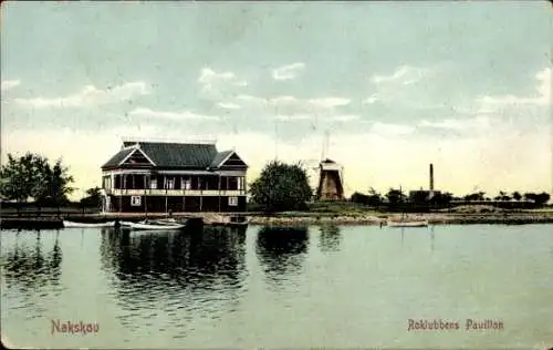 Ak Nakskov Lolland Dänemark, Häuser am Wasser, Windmühle, Bootsanleger