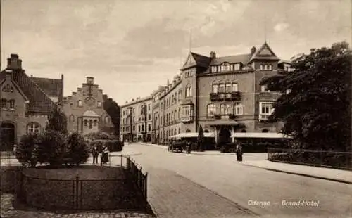 Ak Odense Dänemark, Grand-Hotel, Gebäudeansicht, Straßenansicht, Bäume, Gitterzaun