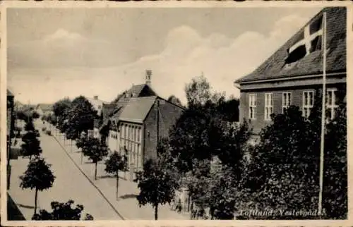 Ak Toftlund Dänemark, Straße mit Bäumen, Häusern, Flagge, wolkiger Himmel