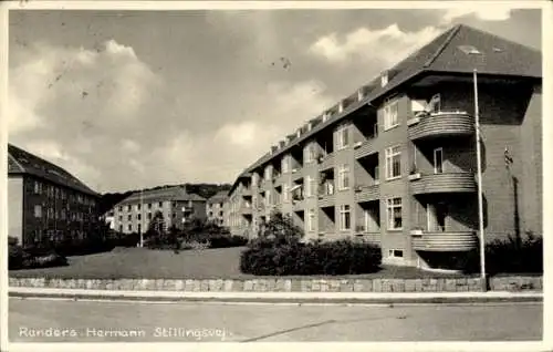 Ak Randers Dänemark, Mehrgeschossige Wohngebäude, angelegte Grünflächen, bewölkter Himmel
