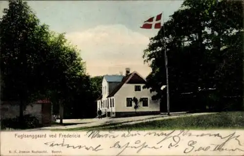Ak Fredericia Jutland Dänemark, Fuglsanggaard, Gebäude, dänische Flagge, Baäume, Landschaft
