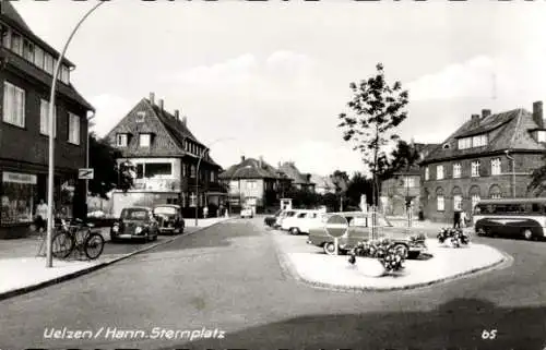 Ak Uelzen in Niedersachsen, Uelzen/Hann. Sternplatz, historische Gebäude, Kreisverkehr, Autos ...