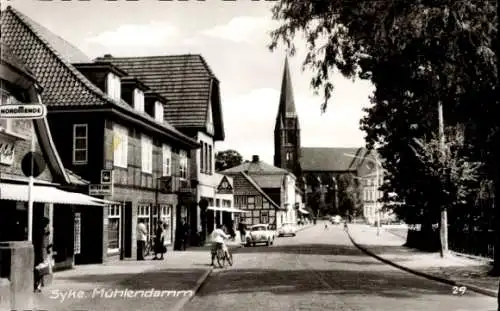 Ak Syke in Niedersachsen, Stadtansicht, Mühlendamm, Kirche, Straßenansicht, Fahrräder