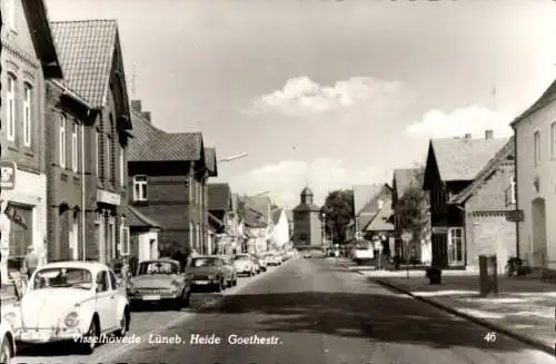 Ak Visselhövede in Niedersachsen, Straßenansicht mit Häusern, Autos, Kirche, Schwarz-Weiß-Foto