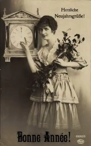 Ak Glückwunsch Neujahr, Uhr, Frau, Portrait