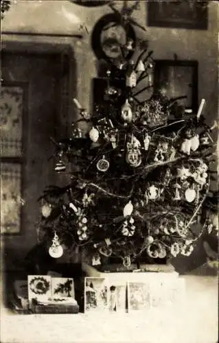 Foto Ak Weihnachten, Geschmückter Tannenbaum