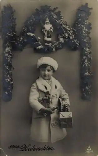 Foto Ak Fröhliche Weihnachten, Mädchen mit Geschenken