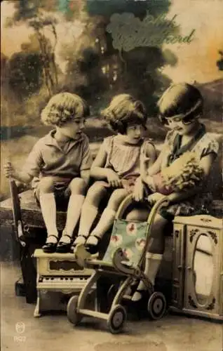 Ak Drei Mädchen mit einer Puppe, Puppenwagen, Puppenmöbel