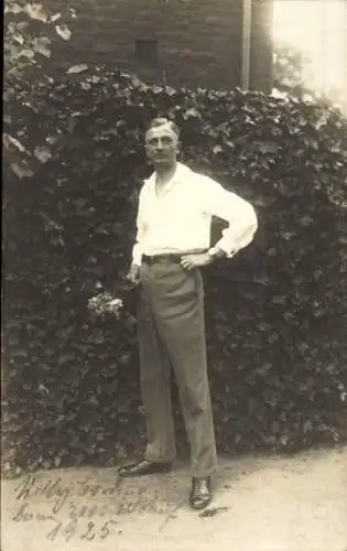 Foto Ak Männerportrait, Fotograf L. Becker