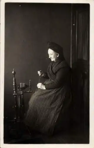 Foto Ak alte Frau am Spinnrad