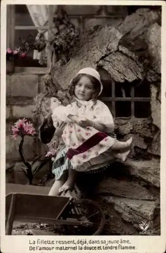 Ak Mädchen mit Puppe, Porträt, Spielzeug