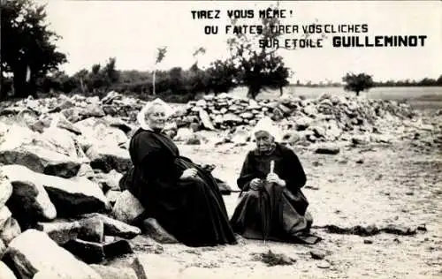 Ak Cerisy Belle Étoile Orne, Zwei alte Frauen in traditioneller Kleidung sitzen vor einer Mauer.