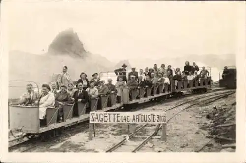 Ak Artouste Fabrèges Pyrénées-Atlantiques, Mehrere Personen in einem Zug, der durch eine Bergl...