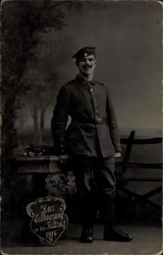 Ak Saarburg an der Saar Bezirk Trier, Ein Soldat in Uniform steht vor einem Baum. Er hat einen...