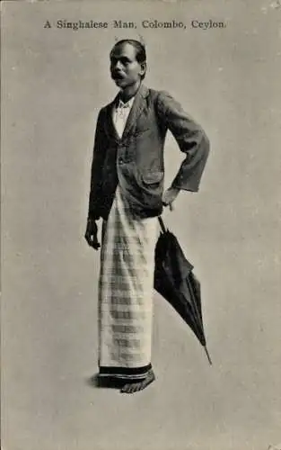 Ak Colombo Ceylon Sri Lanka, Ein singhalesischer Mann in traditioneller Kleidung steht barfuß ...