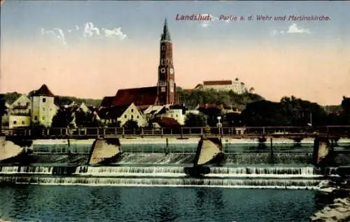 Ak Landshut in Niederbayern, Partie an der Wehr mit Martinskirche
