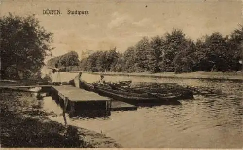 Ak Düren im Rheinland, Stadtpark, Anleger mit mehreren Booten, Bäume im Hintergrund