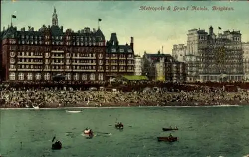 Ak Brighton East Sussex England, Metropole & Grand Hotels, Strand, viele Menschen, Boote