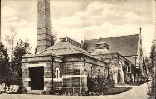 Ak Woking South East England, The Crematorium,  Backsteinbau, umgeben von Bäumen