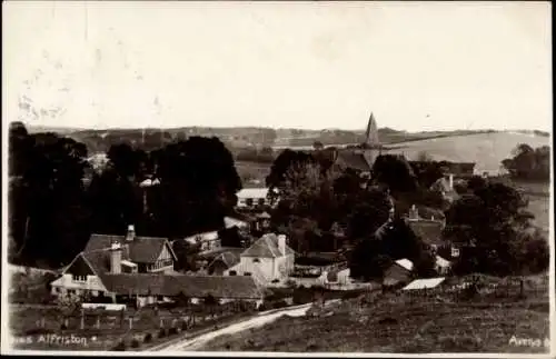 Ak Alfriston East Sussex England, Landschaft mit Kirche, Häuser, Bäume, Weg, Weideland