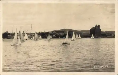 Ak Oslo Norwegen, Segelboote auf dem Wasser, Hafenansicht, Gebäude im Hintergrund