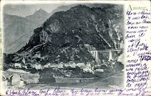 Ak Amsteg Silenen Kanton Uri, Berglandschaft, Dorfansicht, Eisenbahnbogenbrücke