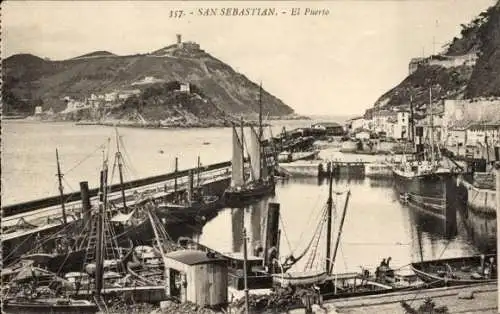 Ak Donostia San Sebastian Baskenland, Hafenansicht, Segelboote, Gebäude, Berg mit Leuchtturm
