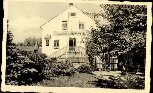 Ak Bischofswerda in Sachsen, Fremdenhof Schlesischer, Gebäude mit Garten und Terrasse